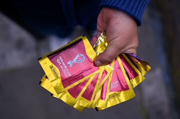 La fiebre por los cromos del Mundial de Qatar ha conseguido que el parque Rivadavia de Buenos Aires, se llene de gente intercambiando cromos. Muchos de ellos hacen fila desde la madrugada para conseguir los pocos sobres disponibles y terminar el albúm del Mundial de Qatar.