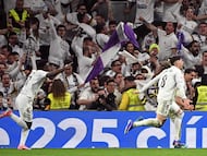 Real Madrid's Uruguayan midfielder #08 Federico Valverde celebrates with Real Madrid's Brazilian forward #07 Vinicius Junior (L) after scoring his team's second goal during the Spanish league football match between Real Madrid CF and Club Atletico de Madrid at Santiago Bernabeu Stadium in Madrid on March 22, 2026. (Photo by Javier SORIANO / AFP)