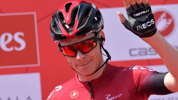 Chris Froome, del equipo Ineos, saluda antes de una etapa en el UAE Tour 2020.