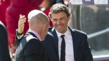 Luis Enrique saluda a Paco, entrenador del Rayo Vallecano.