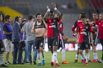 En el otro duelo de la jornada de viernes, los rojinegros del Atlas consiguieron un triunfo muy importante en sus aspiraciones por seguir en primera división al imponerse 1-0 al Puebla. Con esto se colocaron a 11 puntos de Veracruz en la tabla de cocientes a falta de 6 partidos por disputar, es decir, 18 puntos aún en juego. Además, el equipo de Rubén Omar Romano tiene una oportunidad de oro para asegurar su permanencia. La próxima semana visitan el Puerto y una victoria ente los jarochos podría ser la estocada final para condenar al equipo de Guillermo Vázquez al Ascenso MX.