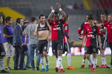 En el otro duelo de la jornada de viernes, los rojinegros del Atlas consiguieron un triunfo muy importante en sus aspiraciones por seguir en primera división al imponerse 1-0 al Puebla. Con esto se colocaron a 11 puntos de Veracruz en la tabla de cocientes a falta de 6 partidos por disputar, es decir, 18 puntos aún en juego. Además, el equipo de Rubén Omar Romano tiene una oportunidad de oro para asegurar su permanencia. La próxima semana visitan el Puerto y una victoria ente los jarochos podría ser la estocada final para condenar al equipo de Guillermo Vázquez al Ascenso MX. 