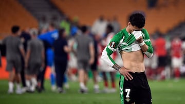 Real Betis' Brazilian forward #07 Antony reacts at the end of the UEFA Europa League quarter final second leg football match between Real Betis and SC Braga at Benito Villamarin Stadium in Seville on April 16, 2026. (Photo by FRED TANNEAU / AFP)
