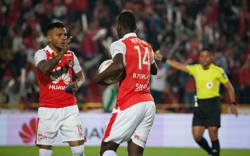 Con goles de Juan Roa, Jhon Pajoy y autogol de Eder Castañeda, Santa Fe venció al América en El Campín de Bogotá. Toma un respiro y escala en la tabla de la Liga.