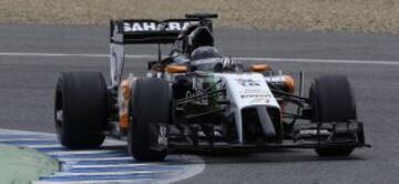 El piloto mexicano Sergio Pérez rodando con el nuevo monoplaza VJM07 de la escudería Force India.