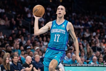 
El ala-pívot serbio (22 años y 2,13) se ha comprometido con el Partizán tras pasar los últimos cuatro años en la NBA entre los Thunder y los Hornets. Pokuevski fue drafteado por los Timberwolves (puesto 17) en 2020, pero sus derechos pasaron a Oklahoma City, franquicia en la que jugó tres temporadas y media y donde su protagonismo fue de más a menos, también por culpa de las lesiones. Los Thunder le cortaron en febrero y poco después llegó a un acuerdo con los Hornets, donde cerró la pasada temporada: 7,4 puntos y 4,4 rebotes en 18 partidos. Antes de marcharse a la NBA llegó a debutar en la Euroliga con el Olympiacos: jugó tres partidos.