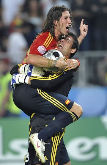 Palop celebra junto a Sergio Ramos la victoria en la final de la Eurocopa 2008 ante Alemania.