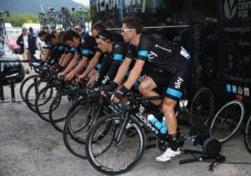 El equipo Sky calentando antes del comienzo de la etapa. 