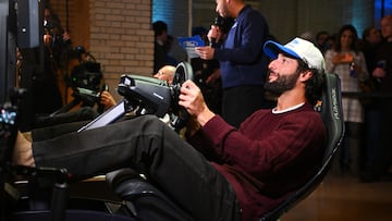 Daniel Ricciardo, con un simulador.