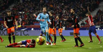 Choque entre Godín y Neto en el que el uruguayo podría haber perdido algún diente 