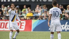 Giovani y Jonathan Dos Santos celebrando un gol