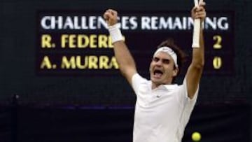 Roger Federer celebra el &uacute;ltimo punto que le dio el triunfo en Wimbledon.