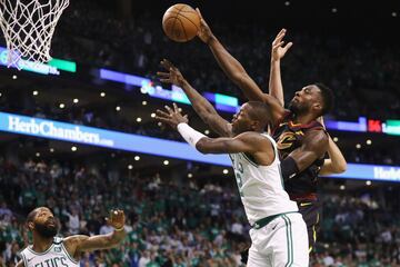 Jeff Green intenta ganar un rebote a Terry Rozier; el jugador de los Cavaliers bajó 5 tablas en todo el partido.