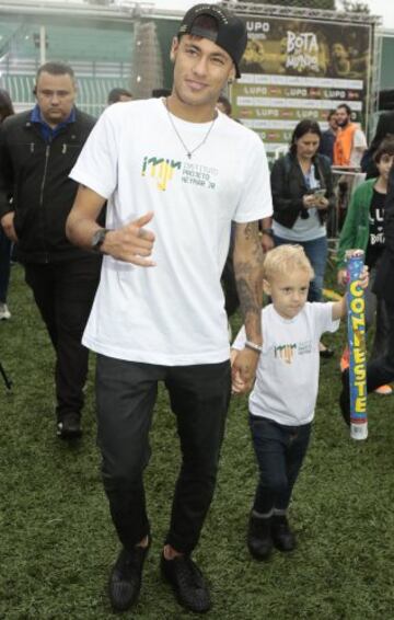 El delantero brasileño Neymar Jr., acompañado de su hijo Davi Lucca, asiste a un evento con niños discapacitados 