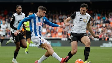 VALENCIA, 22/04/2025.- El defensa del Valencia César Tárrega disputa un balón ante el delantero del Espanyol Roberto Fernández (i) este martes, durante el partido de la jornada 33 de LaLiga EA Sports, entre el Valencia CF y el RCD Espanyol, en el estadio de Mestalla, en Valencia. EFE/ Manuel Bruque