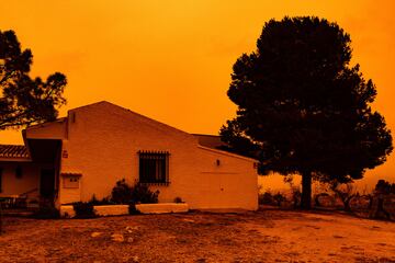 Cielo con tonos rojizos por la llegada de polvo sahariano en Navares, Caravaca de la Cruz, Murcia.
