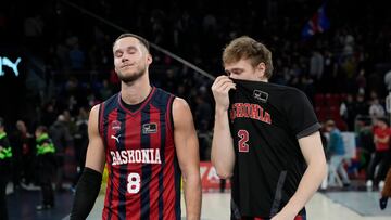 Tadas Sedekerskis y Sander Raieste lamentan la derrota tras el partido de la Liga Endesa entre el Saski Baskonia y el Real Madrid.