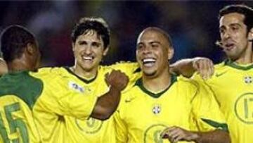 <b>HAT-TRICK</b>. Ronaldo celebra con Baptista y Edmilson su tercer gol.