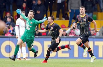 La gran historia del fin de semana en el mundo del fútbol se vio en San Siro. El Benevento, humilde equipo recién ascendido a la Serie A italiana por primera vez en su historia, sumó su primer punto de la temporada ante el histórico Milan gracias a un gol de último minuto de su guardameta Brignoli. El encuentro terminó 2-2 y el resultado puso en predicamento las opciones europeas de los ‘rossoneros’, que actualmente son el octavo lugar de la clasificación general.