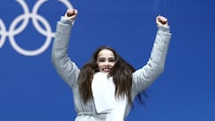 'Shaking' 15-year-old Zagitova takes gold, Nuis doubles up