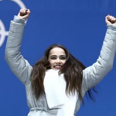 'Shaking' 15-year-old Zagitova takes gold, Nuis doubles up