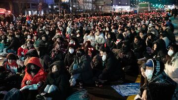 Seoul (Korea, Republic Of), 05/12/2022.- South Korean soccer fans react while watching the FIFA World Cup 2022 round of 16 soccer match between South Korea and Brazil in Seoul, South Korea, early 06 December 2022. (Mundial de Fútbol, Brasil, Corea del Sur, Seúl) EFE/EPA/JEON HEON-KYUN
