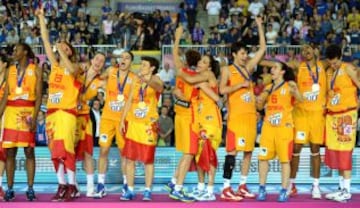 Las jugadoras muy felices con la medalla de oro.