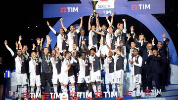 Soccer Football - Serie A - Juventus v Atalanta - Allianz Stadium, Turin, Italy - May 19, 2019 Juventus celebrate winning Serie A with the trophy after the match REUTERS/Massimo Pinca