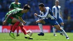 BARCELONA, SPAIN - APRIL 13: Segio Garcia of RCD Espanyol is challenged by Ximo Navarro of Deportivo Alaves during the La Liga match between RCD Espanyol and Deportivo Alaves at the RCDE Stadium on April 13, 2019 in Barcelona, Spain. (Photo by Alex Caparr