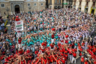 Decenas de personas forman la bandera de Palestina y proyectan pancartas contra el genocidio en Gaza durante la Jornada de 'Castellers' de la fiesta mayor de La Mercè, en la plaza Sant Jaume.