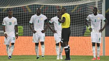 El árbitro Blaise Yuven Ngwa habla con Bouna Sarr, Kalidou Koulibaly, Bamba Dieng y Cheikhou Kouyate.
