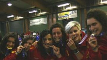 <b>EL TERCER ORO. </b>Las chicas de Alberto Mazón posan con la medalla de oro conquistada ayer.