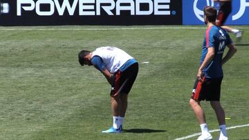 Diego Costa dio el susto con un golpe en la rodilla