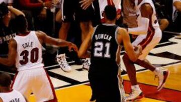 Kawhi Leonard anota ante Chris Andersen.