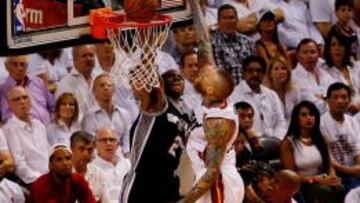 Kawhi Leonard anota ante Chris Andersen.