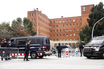 La Ciudad Condal, el hotel de concentración y los alrededores del Camp Nou están blindados por las fuerzas de seguridad para que todo transcurra con normalidad.
