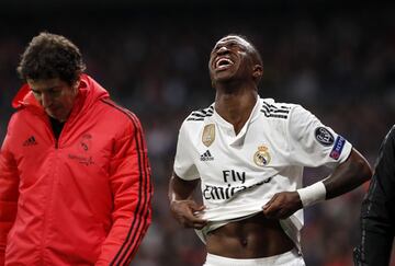 Apenas 4 minutos después, también Vinicius se tiró al suelo sin poder continuar. Fue sustituido por Marco Asensio.