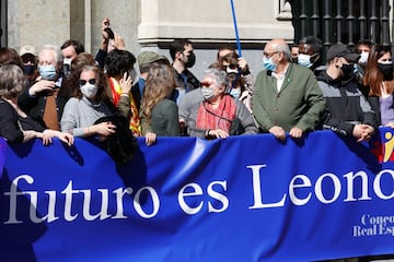 La Princesa de Asturias se ha estrenado en solitario en un acto del Instituto Cervantes, que conmemora este año el 30º aniversario de su fundación. En la imagen, un grupo de simpatizantes esperan la llegada de la Princesa.