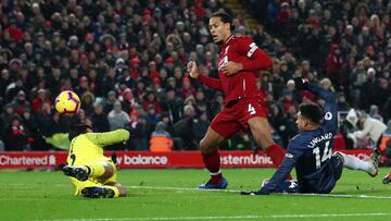 Alisson y Van Dijk en la jugada del gol de Lingard en el Liverpool-Manchester United.