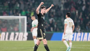 ELCHE (ALICANTE), 06/01/2023.- El delantero noruego del Celta Jorgen Strand Larsen celebra la victoria al término del partido de LaLiga Santander entre el Elche CF y el RC Celta de Vigo celebrado este viernes en el estadio Manuel Martínez Valero de Elche. EFE/ Ana Escobar