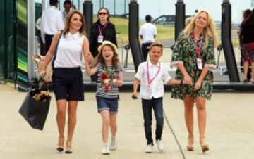 Geri Halliwell y Emma Bunton, ex Spice Girls, en el paddock.