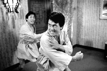 Otro de los maestros de las artes marciales. Es de los pocos actores que realiza sus escenas sin dobles, ya que es experto en kung fu. Comenz¨® su carrera en su China natal, cosechando ¨¦xitos como 'Piratas de los mares de China' o 'Los supercamorristas'. En China tuvo mucho ¨¦xito, pero cuando se convirti¨® de verdad en una superestrella de acci¨®n fue cuando dio el salto a Hollywood. Su primer ¨¦xito fue 'Duro de matar' y, el resto, es historia. Le concedieron un Oscar honor¨ªfico en 2016.