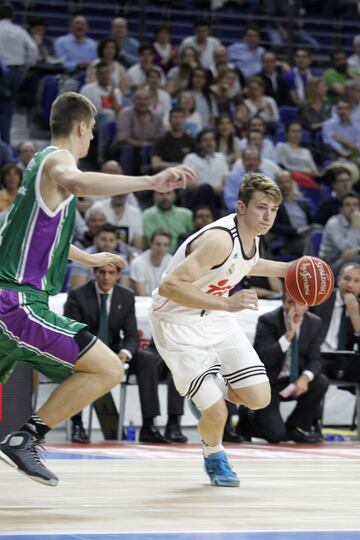 Con apenas 16 a?os y dos meses, Luka Doncic se convirti¨® en el tercer jugador m¨¢s joven en debutar en la historia de la Liga Endesa, y en el m¨¢s joven con el Real Madrid.