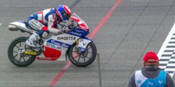 El francés Alexis Masbou cruza la línea de meta en la carrera de Moto3 del Gran Premio de la República Checa 