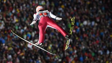 Stefan Kraft ejecuta su primer salto.