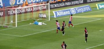 Liga Bbva. Atlético de Madrid - Rayo Vallecano. 4-0. Tiago marca de cabeza el cuarto gol.