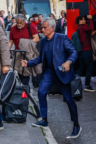 El entrenador portugués del Benfica José Mourinho llegando al hotel en Madrid. 