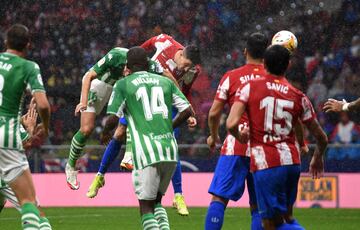 El jugador del Betis, Pezzella, marca en propia puerta el 2-0 para el Atleti. 