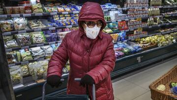 Mujer haciendo sus compras en Beijin, China, 2020.