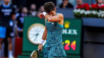 Carla Suárez se enreda con el revés y cae ante Kuzmova